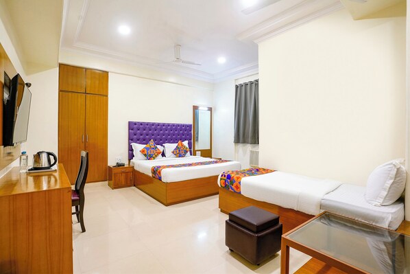 Family Room | Egyptian cotton sheets, premium bedding, in-room safe, desk - Fabhotel Cruz Royale (Mumbai)
