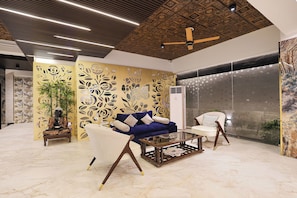 Coin salon dans le hall