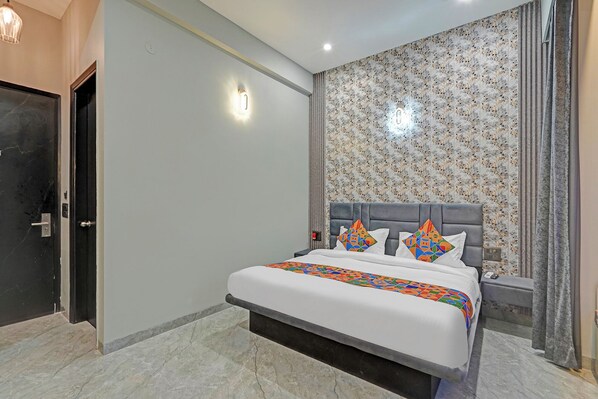 Premium Room | Egyptian cotton sheets, premium bedding, in-room safe, desk