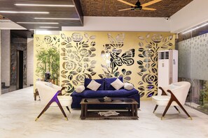 Área de estar no saguão