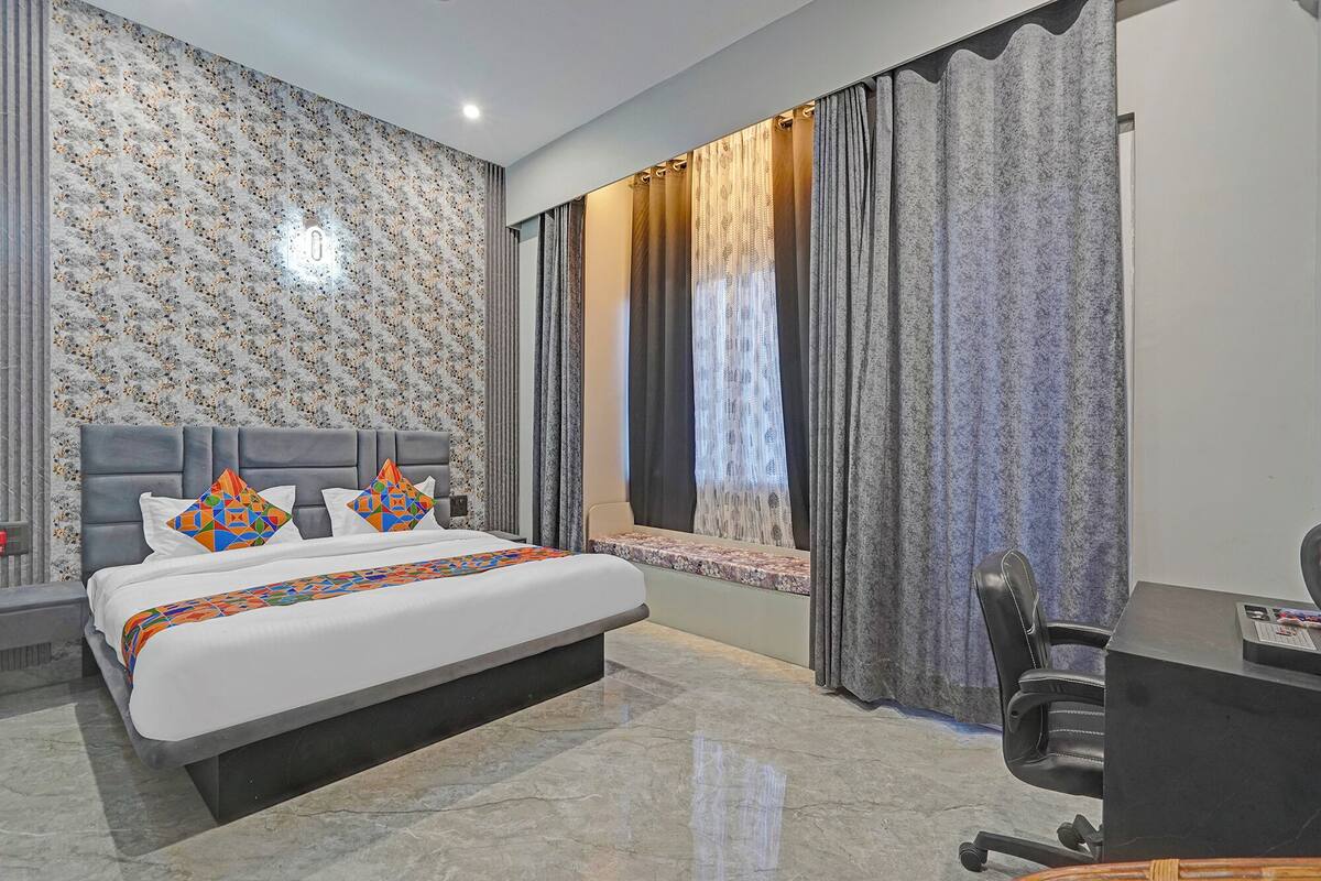 Premium Room | Egyptian cotton sheets, premium bedding, in-room safe, desk