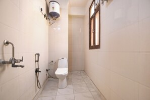 Deluxe Room | Bathroom | Shower, rainfall showerhead, free toiletries, towels - Fabhotel Buland Plaza (New Delhi)