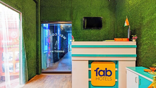 Egy recepciós pult, rajta egy „fab hotels” felirattal ellátott tábla és egy kis indiai zászló.
