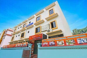 A hotel with a sign for "Hotel ANXX" and a banner advertising "Conference, Marriage Hall". - Fabhotel Anxx (Bhubaneshwar)