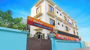 Egy többemeletes szálloda, amelyen feltűnő tábla hirdeti a „Hotel ANXX – szállás és konferenciaközpont” feliratot.