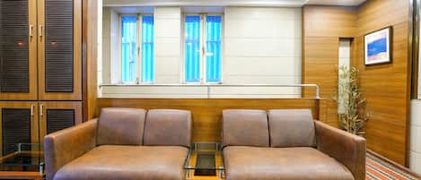 Coin salon dans le hall