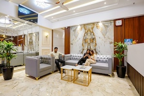 Lobby sitting area - Fabhotel Sarah Inn (Mumbai)