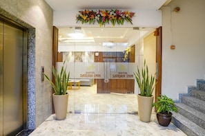 Property entrance - Fabhotel Sarah Inn (Mumbai)