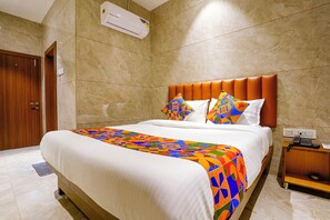 ملاءات من القطن المصري وأغطية فراش متميزة وخزنة داخل الغرفة