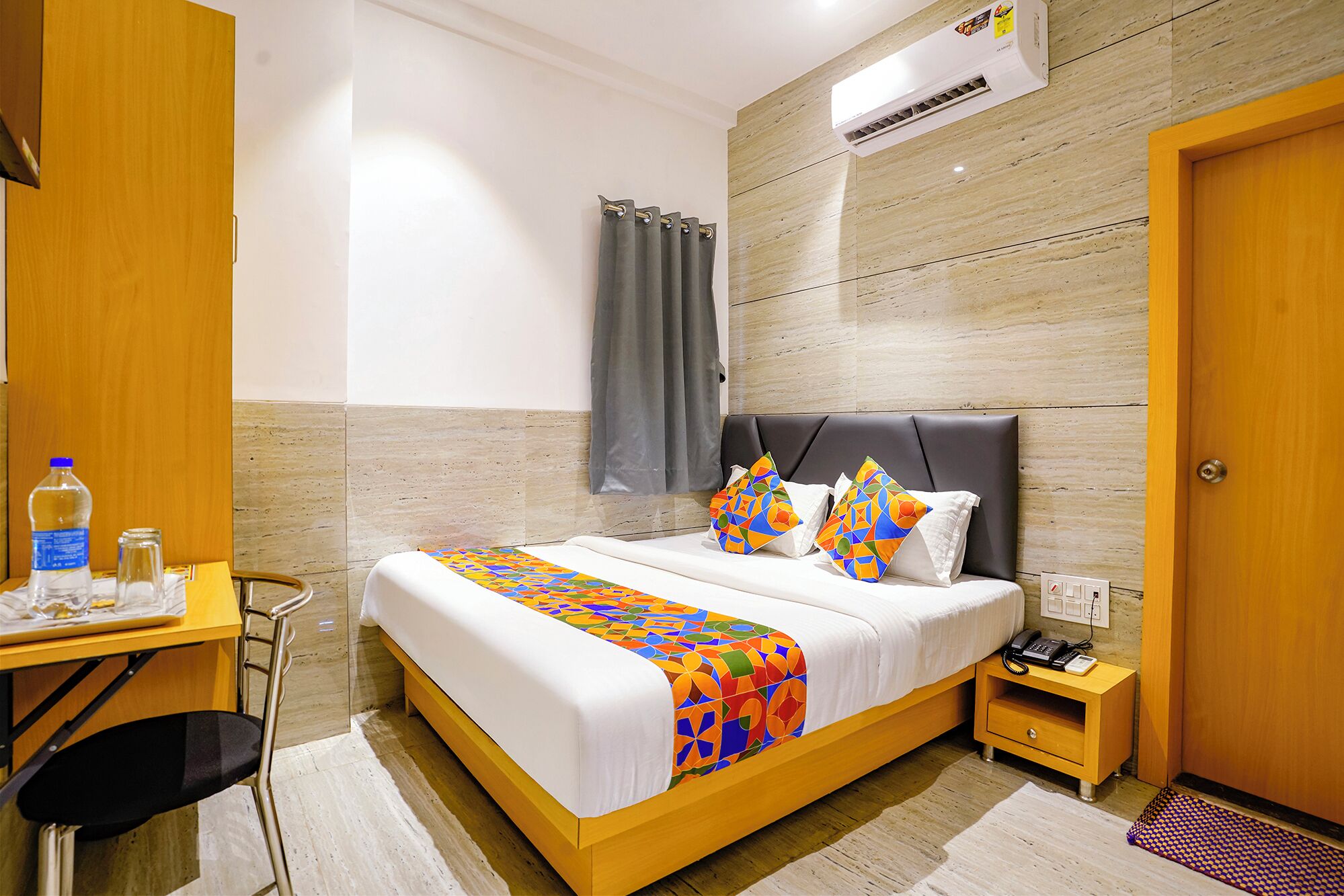 华丽客房 | 埃及棉床单、高档床上用品、客房内保险箱、免费 WiFi