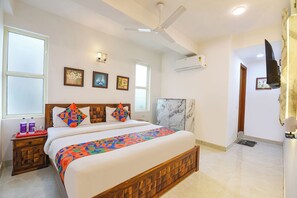 Egyptian cotton sheets, premium bedding, in-room safe, free WiFi - Fabhotel Blu Lagoon Inn (New Delhi)