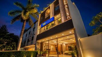 Un hotel de varios pisos con un letrero destacado que dice 'fab HOTEL ALEXA'.