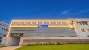 A building with a sign for 'Fab Hotels' and a 'Curry Chill Bar' sign below. - Fabhotel Maruthi (Coimbatore)