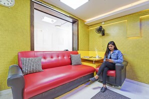 Lobby sitting area - Fabhotel Maruthi (Coimbatore)