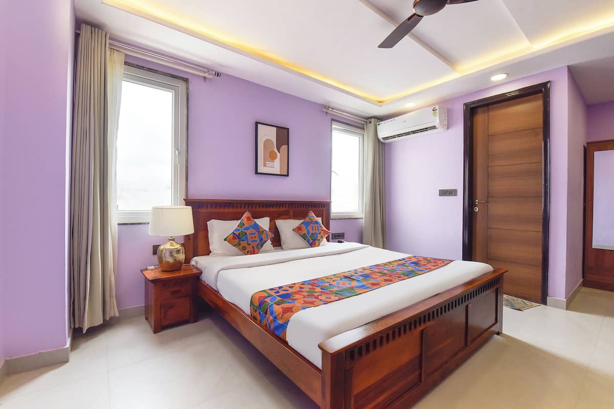 Egyptian cotton sheets, premium bedding, in-room safe, WiFi (free)