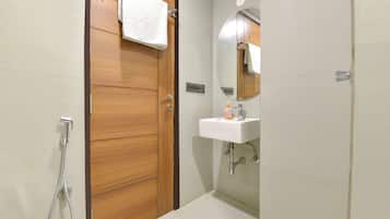 Een douche, een regendouche, gratis toiletartikelen, handdoeken