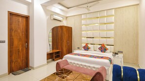 ห้องดีลักซ์ | ผ้าปูที่นอนฝ้ายอียิปต์, เครื่องนอนระดับพรีเมียม, ตู้นิรภัยในห้องพัก