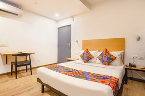 Egyptian cotton sheets, premium bedding, in-room safe, free WiFi - Fabhotel Cinco (Hyderabad)