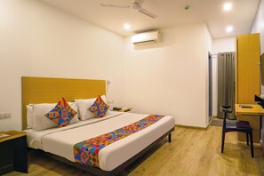 Egyptian cotton sheets, premium bedding, in-room safe, free WiFi - Fabhotel Cinco (Hyderabad)