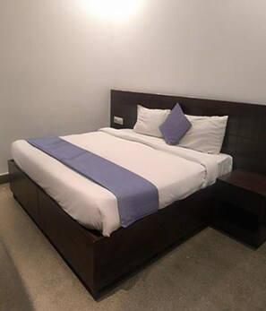 Deluxe Room | Egyptian cotton sheets, premium bedding, in-room safe, free WiFi - Fabhotel Azure I (Varanasi)