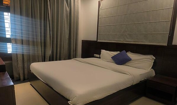 Egyptian cotton sheets, premium bedding, in-room safe, free WiFi