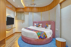 Egyptian cotton sheets, premium bedding, in-room safe, free WiFi