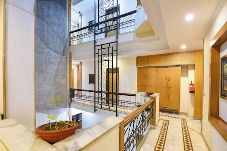 Lobby. Fabhotel Siris 18