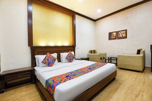 Egyptian cotton sheets, premium bedding, in-room safe, free WiFi - Fabhotel Siris 18 (Gurugram)