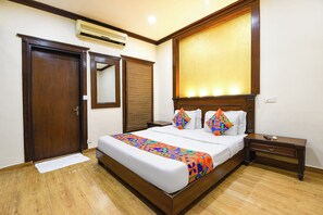 Egyptian cotton sheets, premium bedding, in-room safe, free WiFi - Fabhotel Siris 18 (Gurugram)