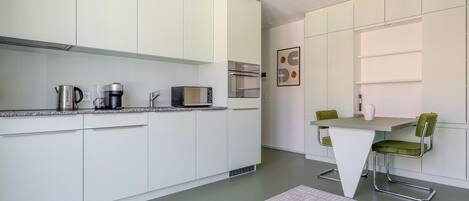 Frigorífico, microondas, horno y placa de cocina