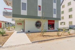 Exterior - Blueground | Oerlikon, balcony, nr Zurich Zoo (Zurich)