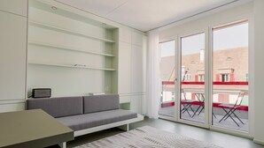 Una sala de estar moderna con un sofá gris, una mesita y estanterías empotradas.