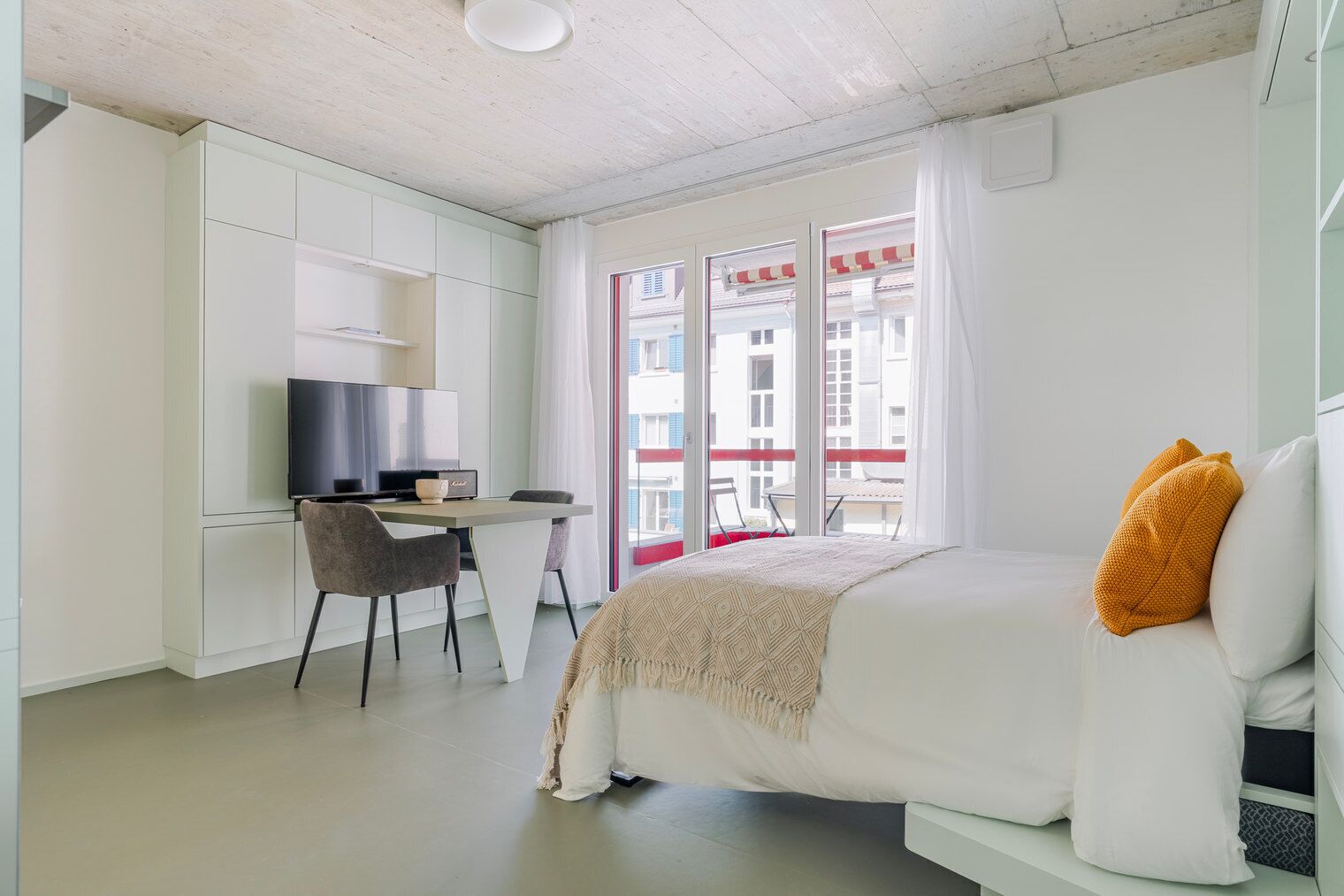 Een strijkplank/strijkijzer, wifi, beddengoed