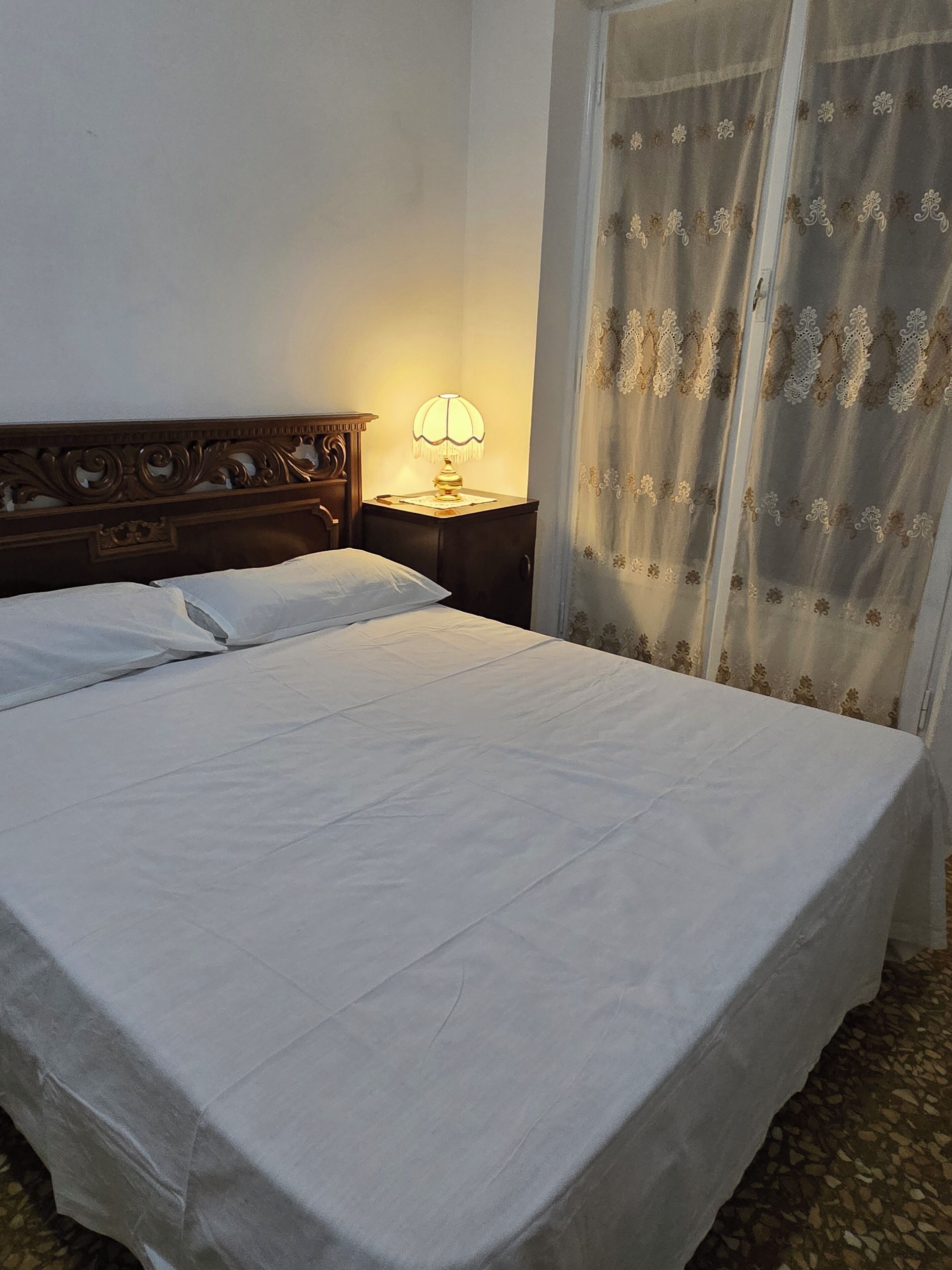 Tabla de planchar con plancha, wifi y ropa de cama 