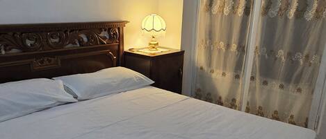 Tabla de planchar con plancha, wifi y ropa de cama