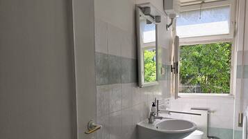 Dusche, Haartrockner, Bidet, Handtücher