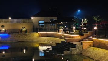 Hồ bơi ngoài trời