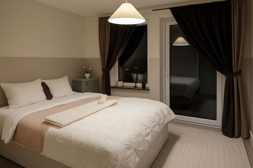 Sunny room on top floor -pet friendly