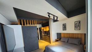 A modern bedroom with a large bed, a wooden headboard, and a built-in wardrobe. - Exclusive apartment Cartagena de Indias. (Cartagena de Indias)
