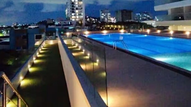 A rooftop pool with a view of a city skyline at dusk. - Exclusive apartment Cartagena de Indias. (Cartagena de Indias)