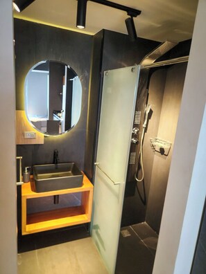 ヘアドライヤー、タオル、石鹸、トイレットペーパー