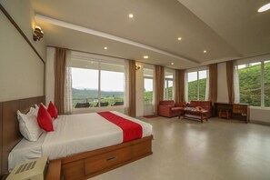 Premium bedding, pillowtop beds, desk, laptop workspace - Heavenly Hills (Kotagiri)
