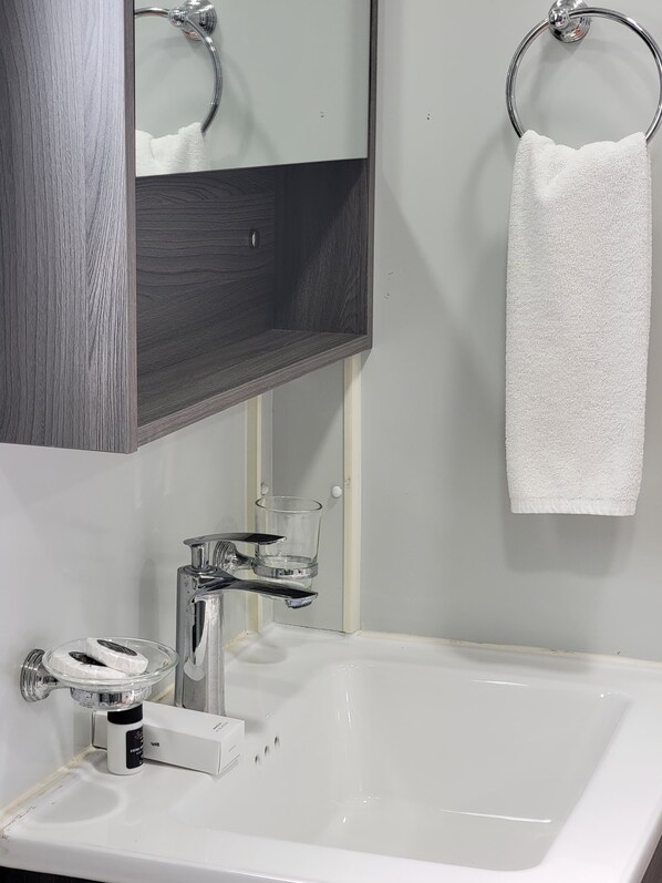 Basic Room, Non Smoking | Bathroom | Shower, towels, soap, shampoo - ZURBAN TRAVELERS (Paraíso)