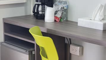 Habitación básica, para no fumadores | Escritorio, espacio para trabajar con laptop y wifi gratis