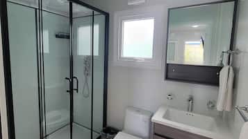 Basic Room, Non Smoking | Bathroom | Shower, towels, soap, shampoo