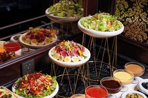 朝食 (ビュッフェ)、毎日提供 (無料)