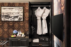 Chambre Double Supérieure | Armoire