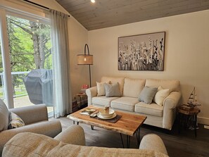 Smart TV, chimenea, reproductor de DVD y monitor de computadora 