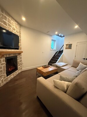 Smart TV, chimenea, reproductor de DVD y monitor de computadora 