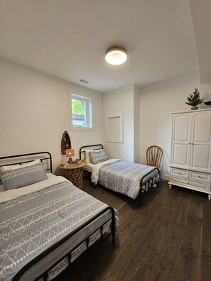 4 bedrooms, desk, free WiFi, bed sheets - Muskoka River Retreat - Where Nature Meets Elevated Comfort (Bracebridge)